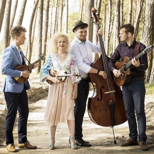 Album cover art for "Aastapäev" by Curly Strings