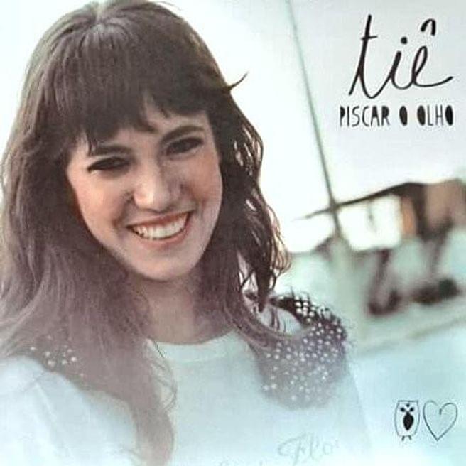 Album cover art for "Piscar o Olho" by Tiê (BRA)