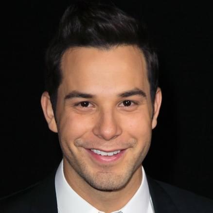 Photo of Skylar Astin