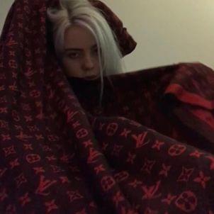Album cover art for "Billie Eilish - bitches broken hearts (Traducción al Español)" by Genius Traducciones al Español