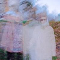 Album cover art for "Отвернитесь (Turn away)" by Ритуальные услуги (funeral services)