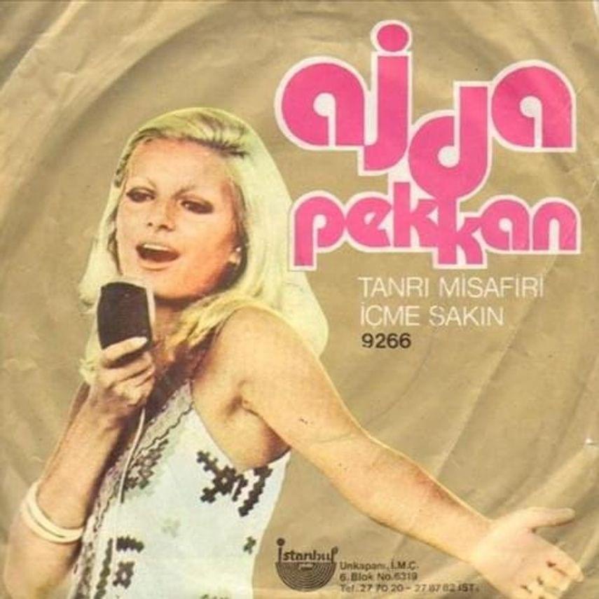 Album cover art for "Tanrı Misafiri" by Ajda Pekkan
