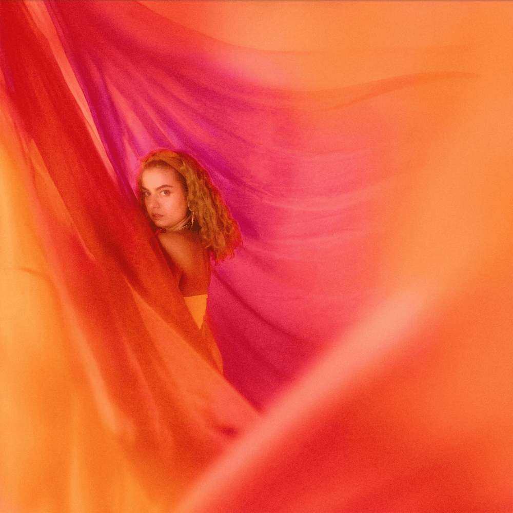 Album cover art for "platônico" by Clara Valverde