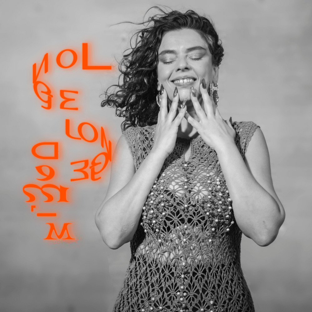 Album cover art for "LONGE LONGE DE MIM" by Ava Rocha