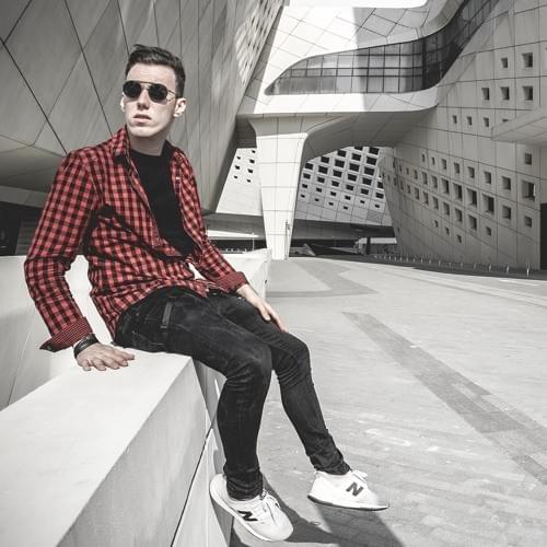 Tom Swoon Profile Picture Photo of Tom Swoon