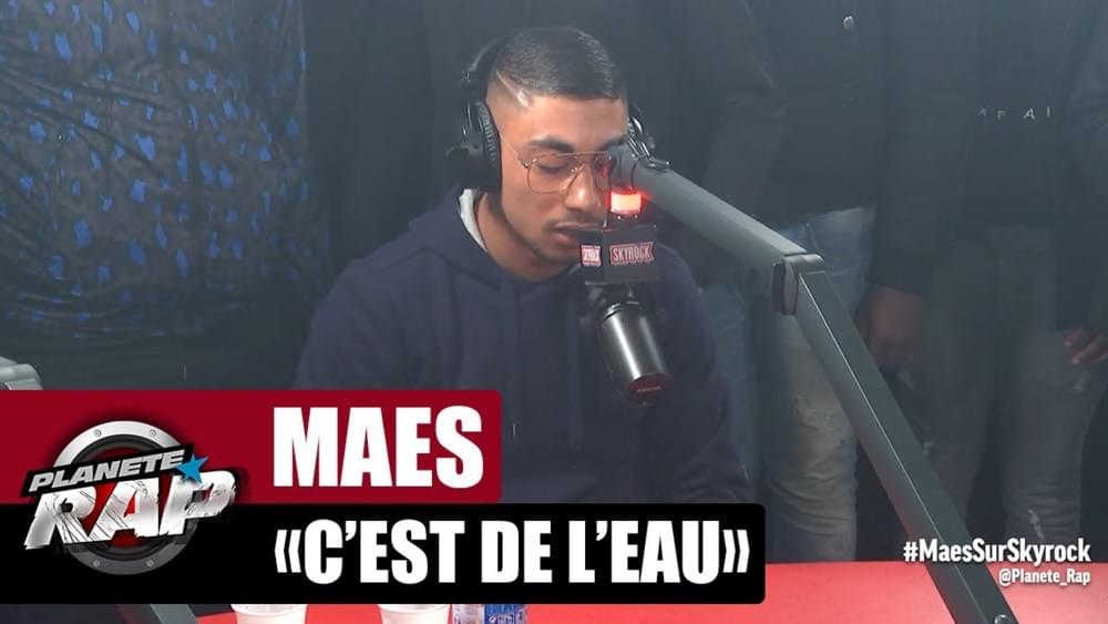 Album cover art for "C’est de l’eau" by Maes