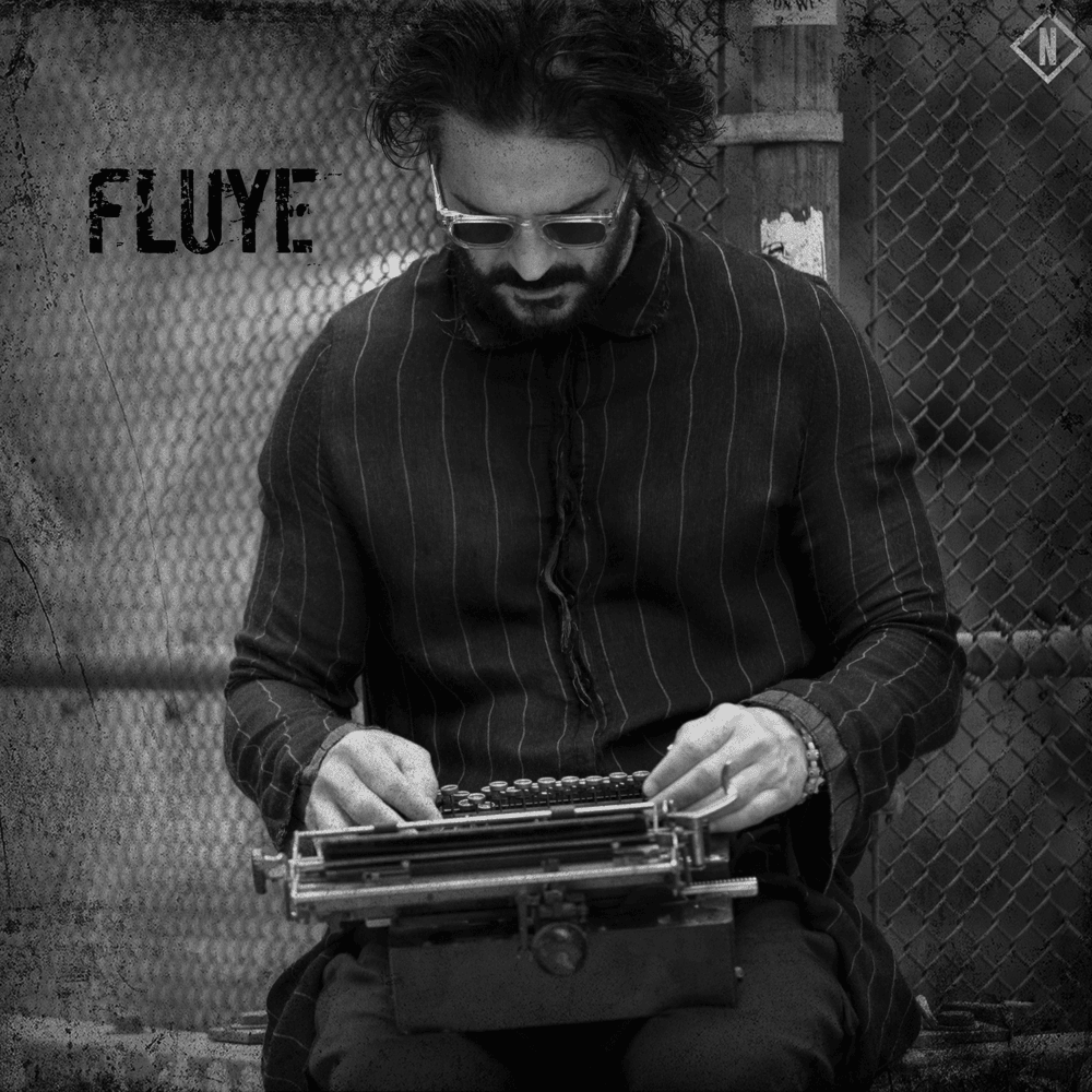 Album cover art for "Fluye" by Ricardo Arjona
