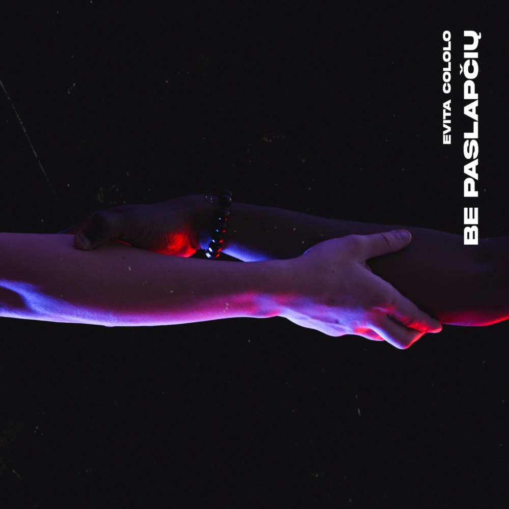 Album cover art for "Be Paslapcių" by Evita Cololo