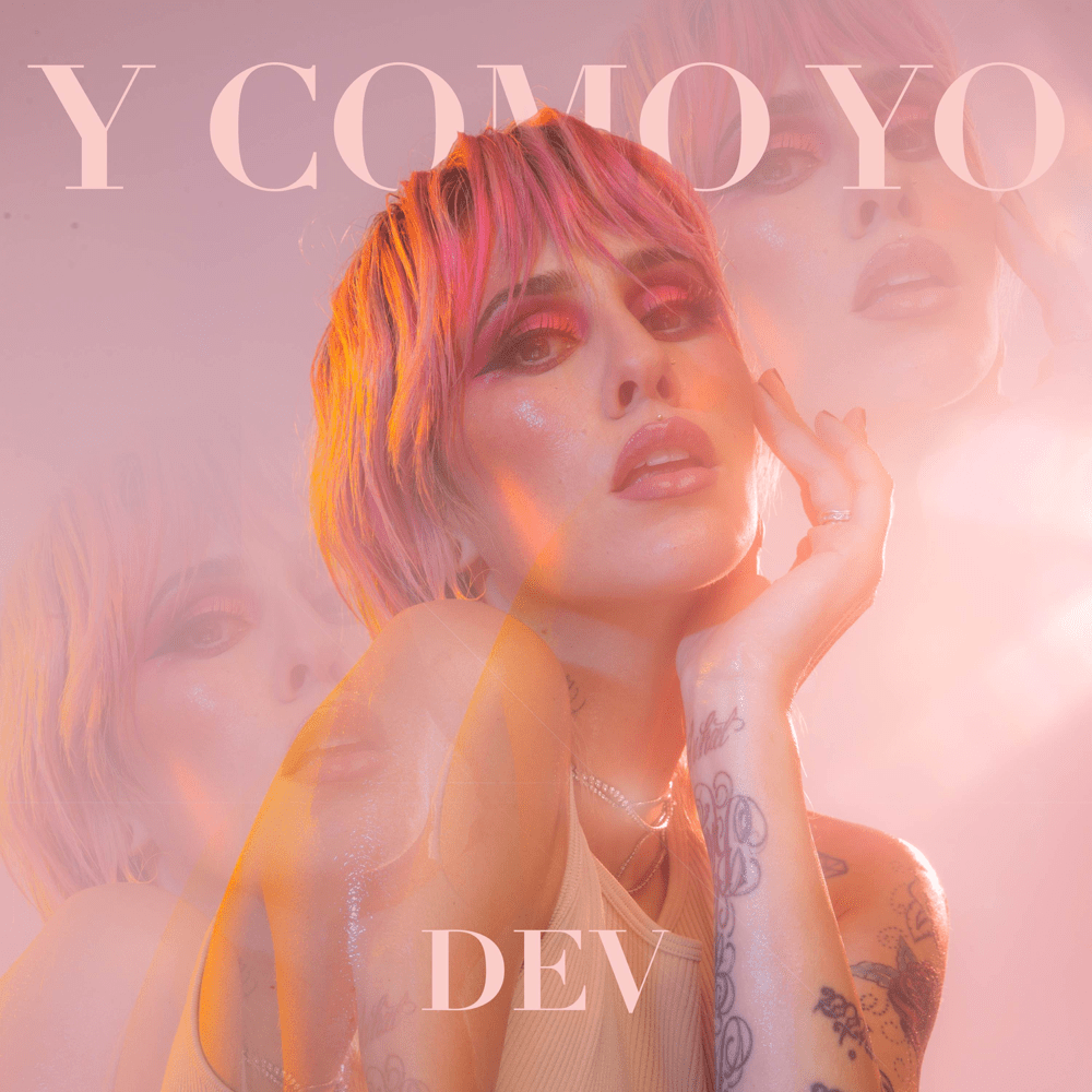 Album cover art for "Y COMO YO" by Dev