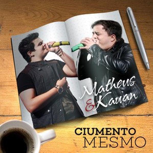 Album cover art for "Sou Ciumento Mesmo" by Matheus & Kauan