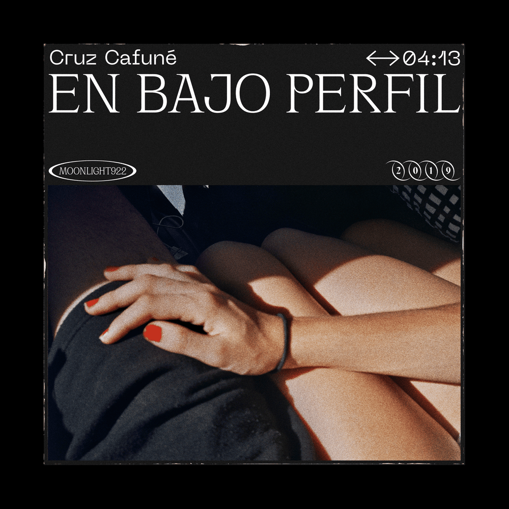 Album cover art for "En Bajo Perfil" by Cruz Cafuné