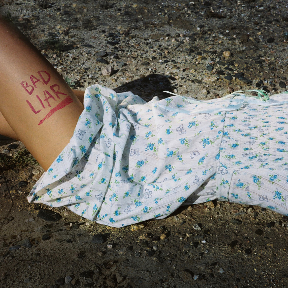 Album cover art for "Selena Gomez - Bad Liar (Tradução em Português)" by Genius Brasil Traduções