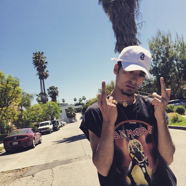 Album cover art for "Les autres" by Sneazzy