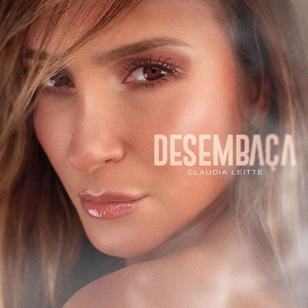 Album cover art for "Desembaça" by Claudia Leitte
