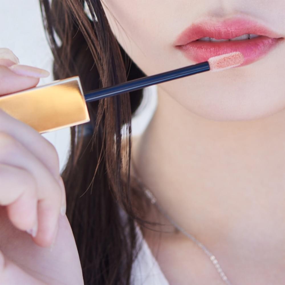 Album cover art for "久しぶりのリップグロス (Hisashiburi no Lip Gloss)" by AKB48