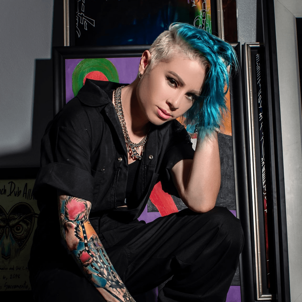 Cover image for Whitney Peyton