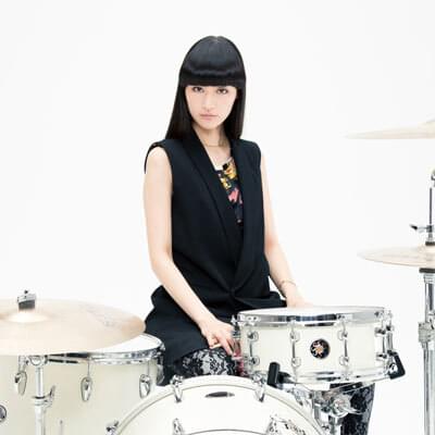 Album cover art for "crying" by シシド・カフカ (Kavka Shishido)