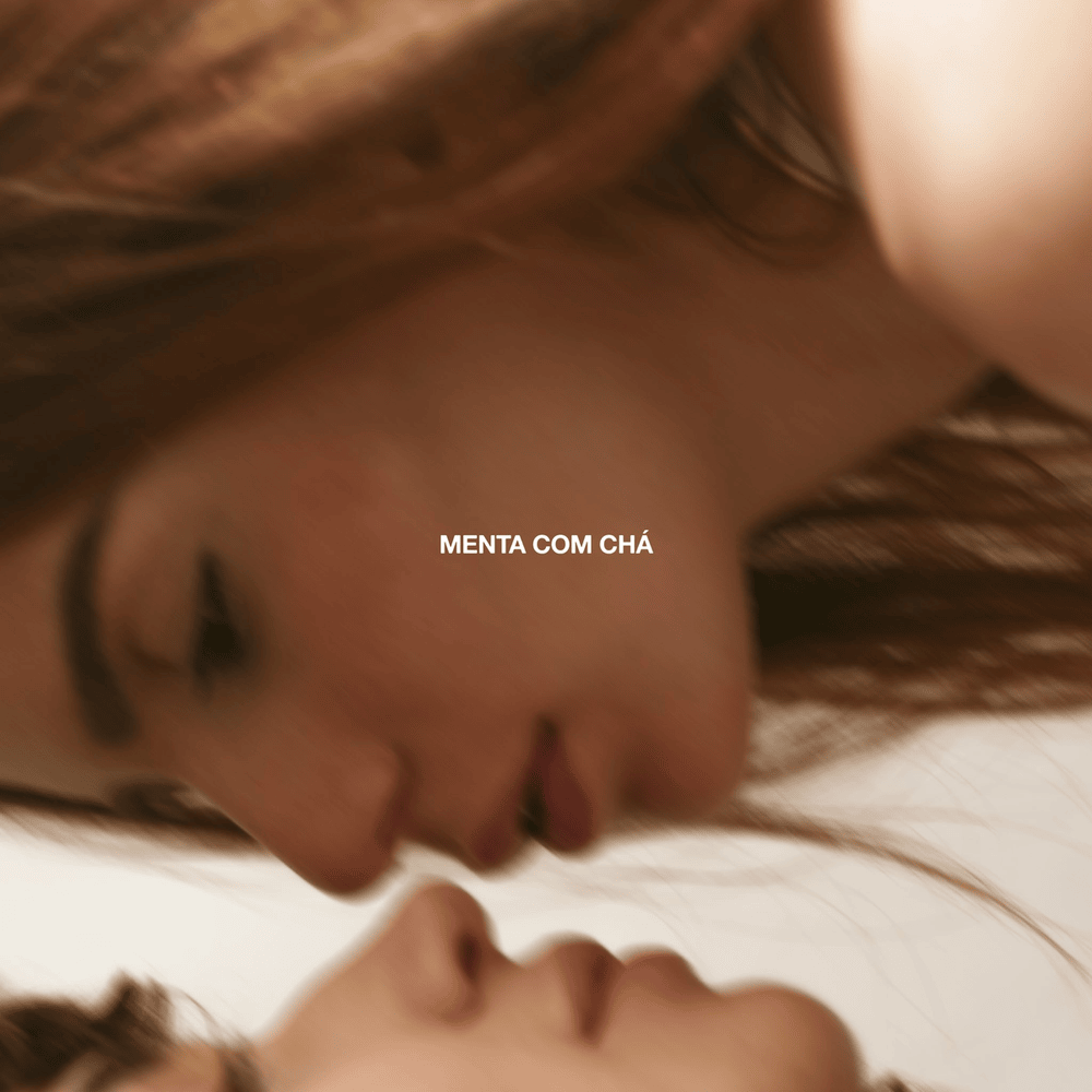 Album cover art for "MENTA COM CHÁ" by Carol Biazin