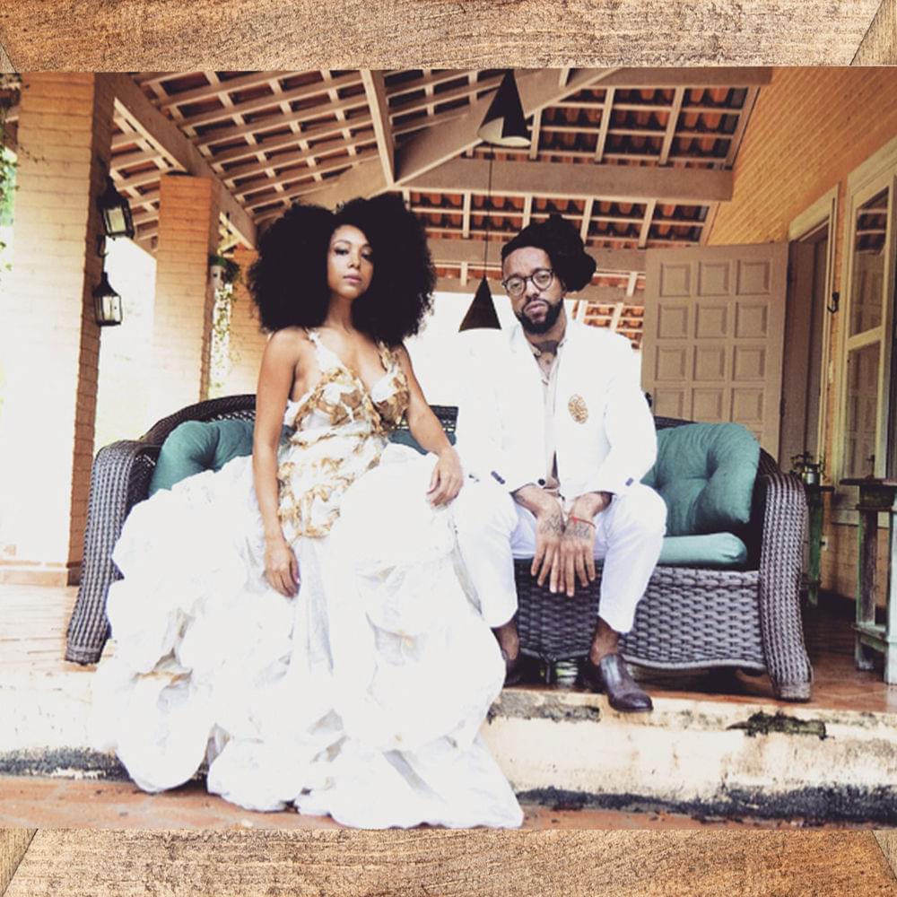 Album cover art for "Raízes" by Negra Li & Rael