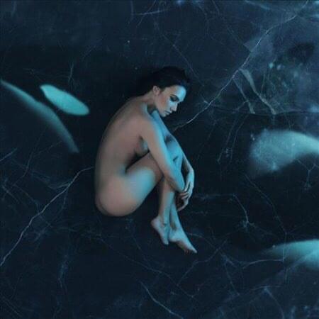 Album cover art for "Холодная любовь (Cold Love)" by SERYABKINA