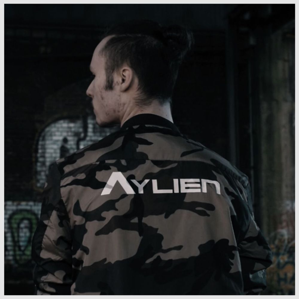 Album cover art for "Stay Back [Qualifikation JBB 2018]" by AyLien