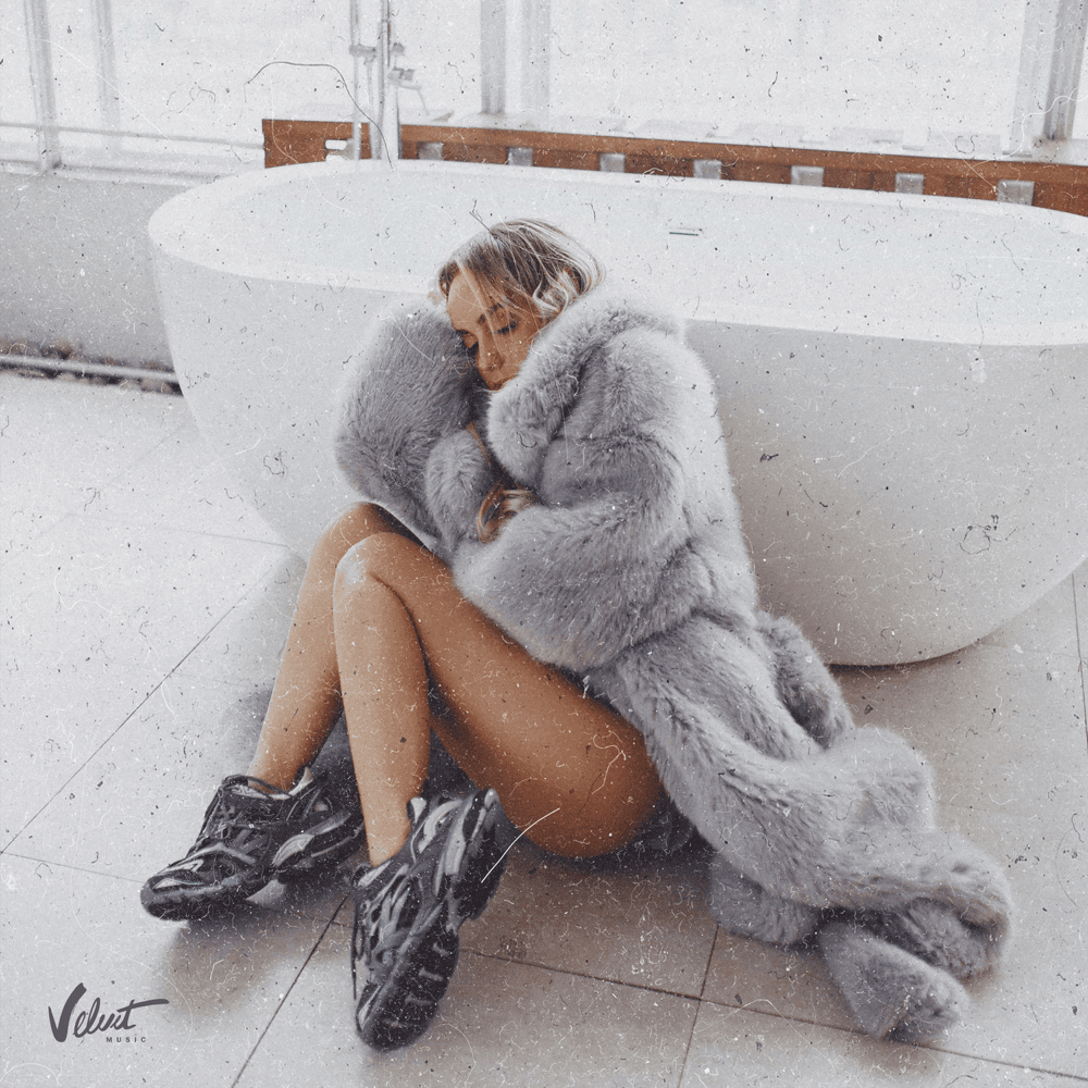 Пряталась в ванной (Hiding in the Bathroom) by Мари Краймбрери (Mari Kraimbrery)