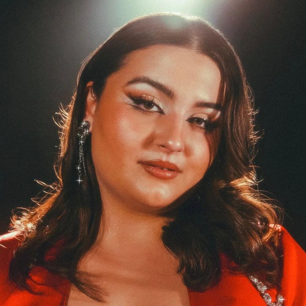 Album cover art for "Sigo Aquí" by Bea Fernández