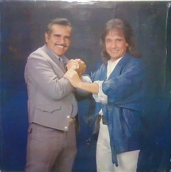Album cover art for "Aunque Mal Paguen Ellas" by Vicente Fernández & Roberto Carlos