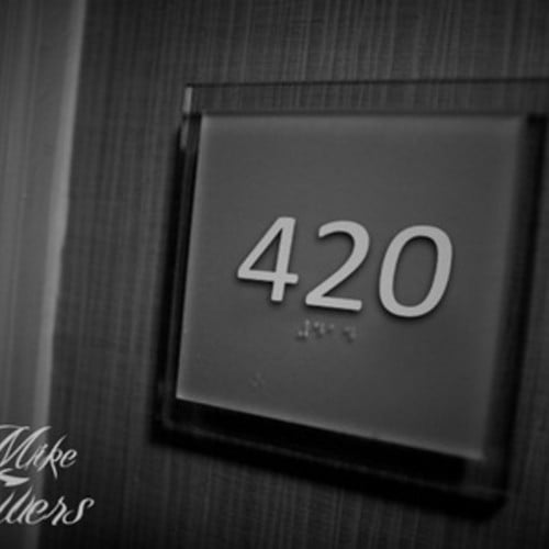 Album cover art for "Habitación 420" by Myke Towers