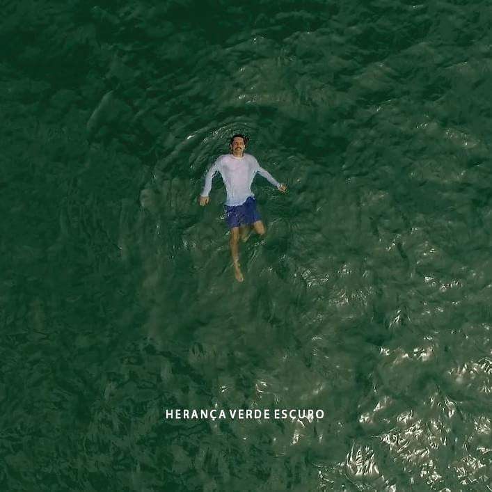 Album cover art for "Herança Verde Escuro" by A.X.L