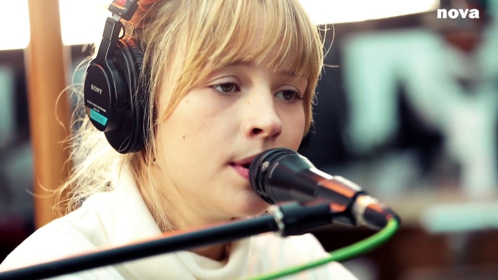Album cover art for "Victime de la mode" by Angèle