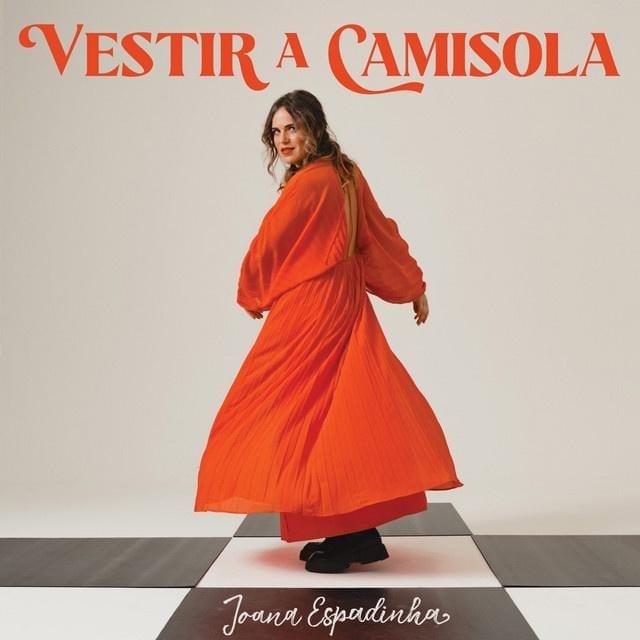 Album cover art for "Vestir a Camisola" by Joana Espadinha