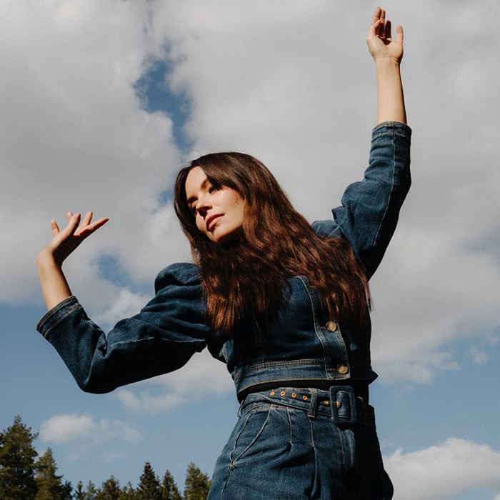 Album cover art for "Ti ville hester" by Marion Raven