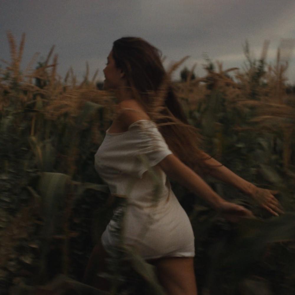 Cover image for Madison Beer - Silence Between Songs (Traducción al Español)
