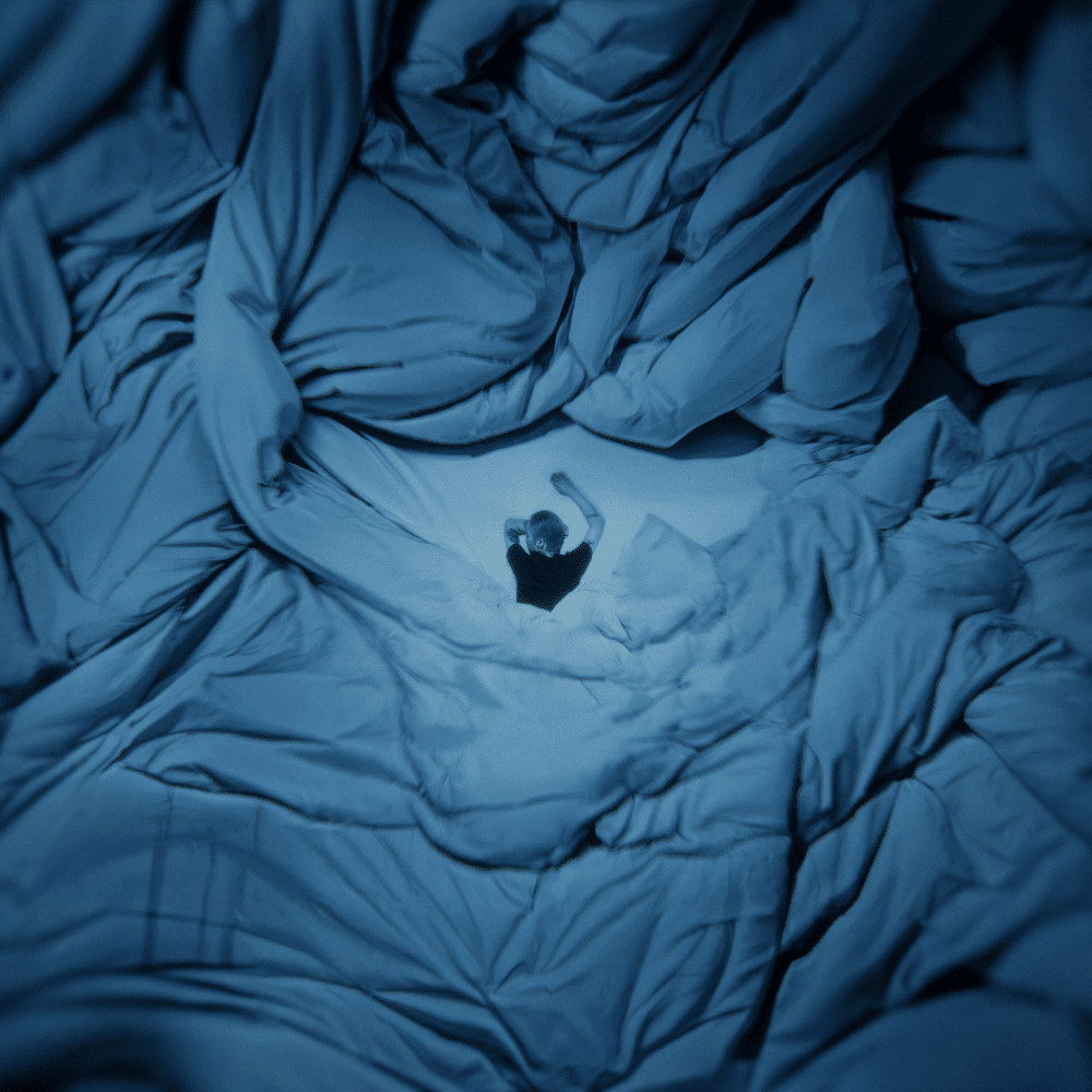 Album cover art for "안아줘 (hug me tight)" by BLOO (블루)