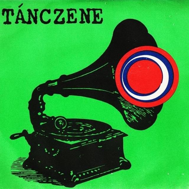 Cover image for Annál az első ügyetlen csóknál / Csak nevetek én