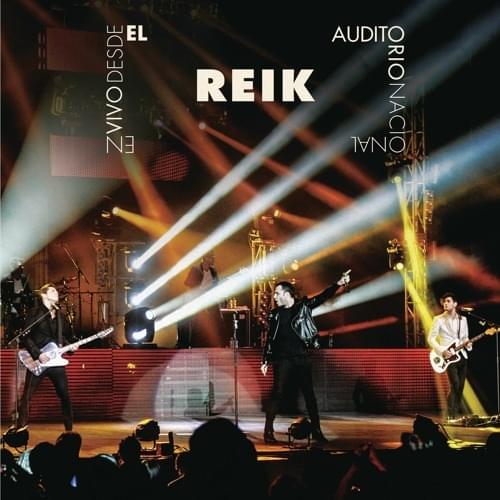 Album cover art for "Con la Cara en Alto" by Reik