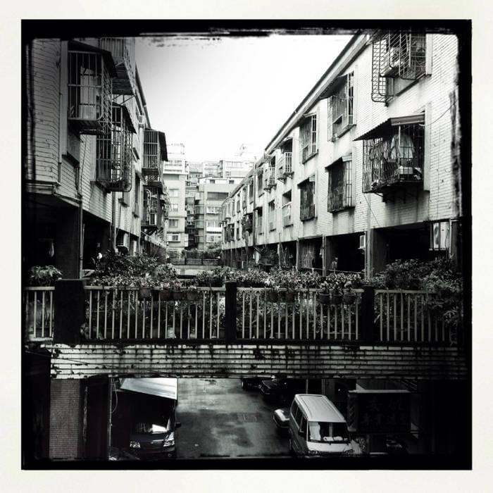 Album cover art for "重力 (Down to Earth)" by T.I.S