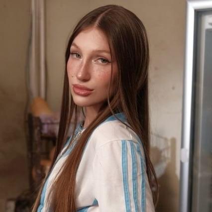Yami Safdie Profile Picture Photo of Yami Safdie