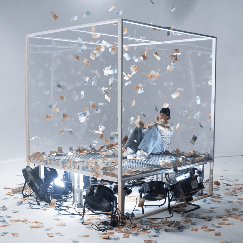Album cover art for "IM GLASHAUS MIT SCHEINEN WERFEN" by makko