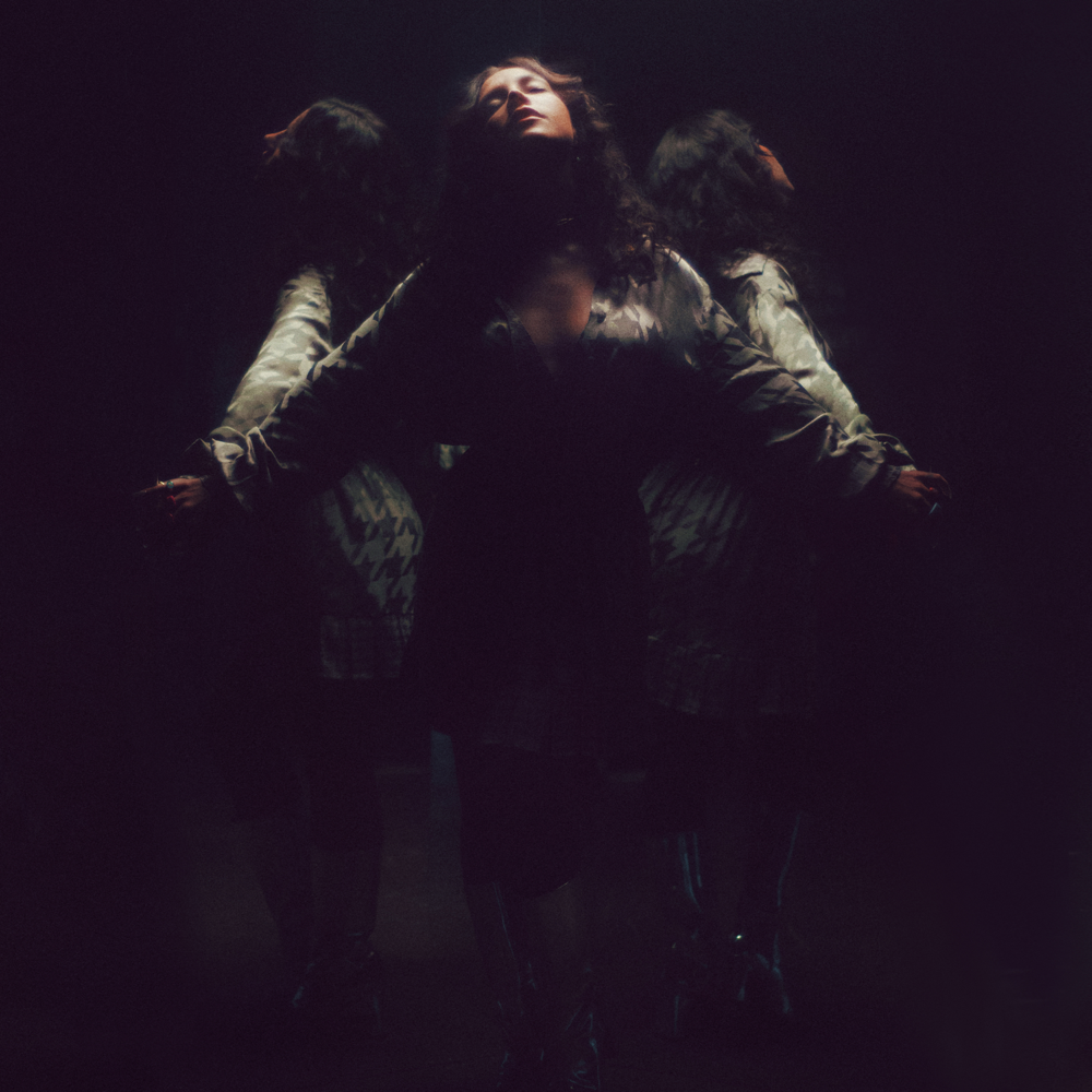 Album cover art for "Tem Dias" by PRISCILLA