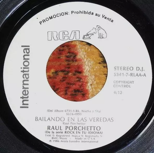Album cover art for "Bailando en las Veredas" by Raúl Porchetto