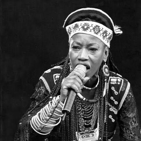 Busi Mhlongo Profile Picture Photo of Busi Mhlongo
