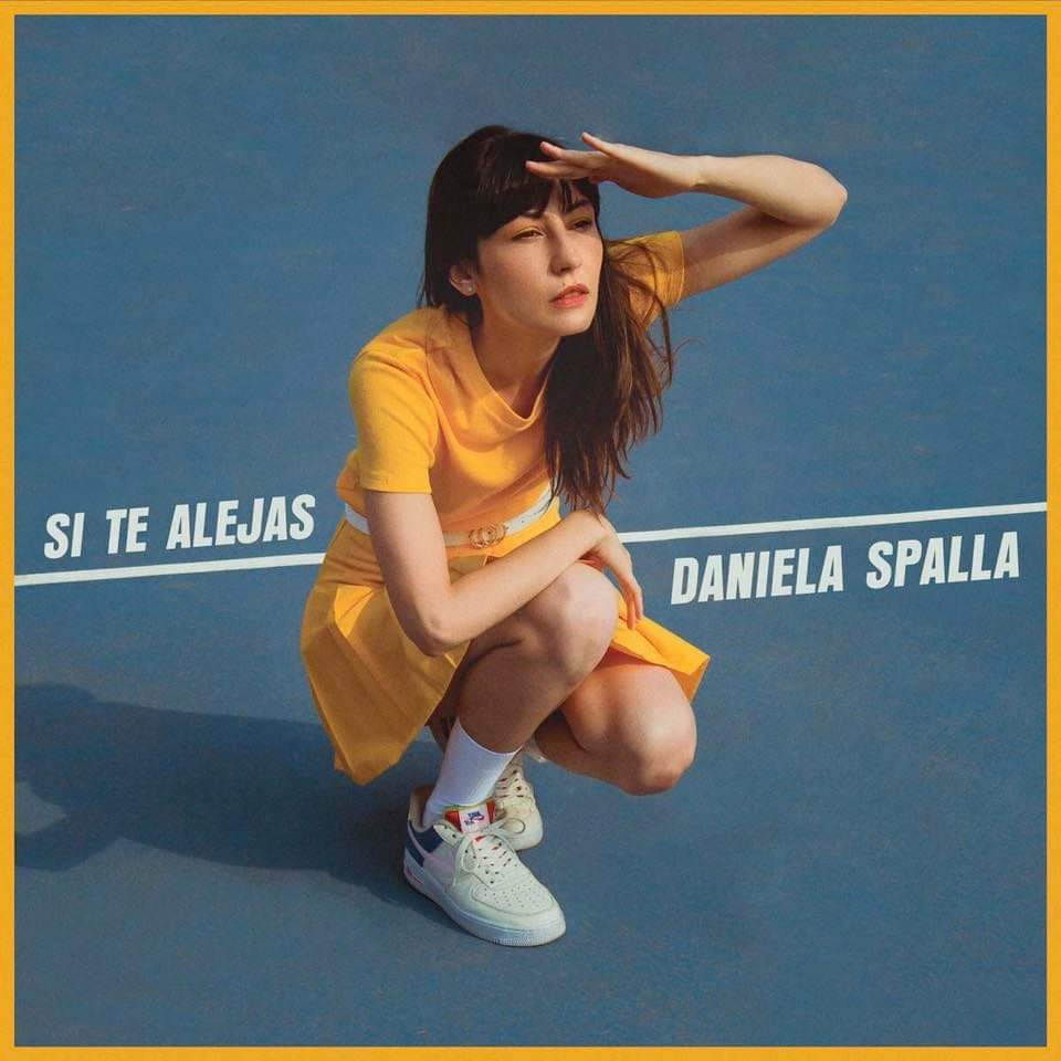 Album cover art for "Si Te Alejas" by Daniela Spalla