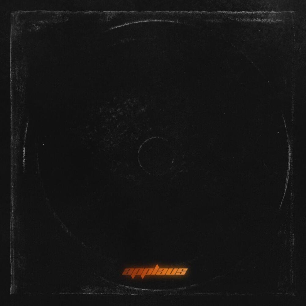 Album cover art for "APPLAUS" by FOURTY