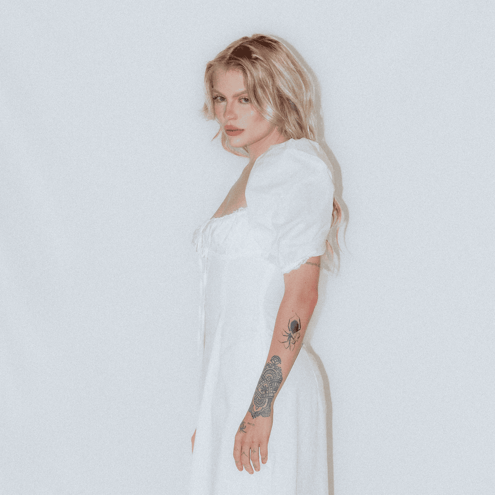 Album cover art for "Chico (English Version)" by Luísa Sonza