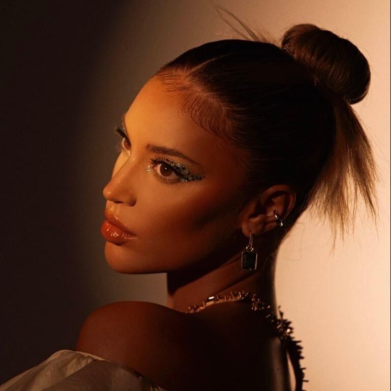 Alina Baraz Profile Picture Photo of Alina Baraz