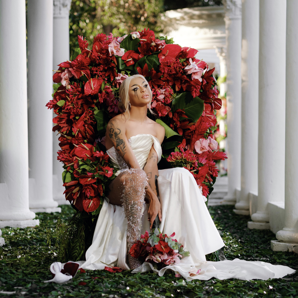 Album cover art for "Ama Sofre Chora" by Pabllo Vittar