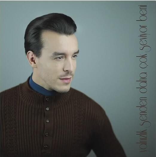 Album cover art for "Her Aşkın Bir Şarkısı Var" by Cem Adrian