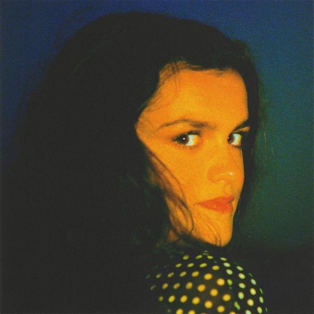 Album cover art for "Yo Invito" by Amaia
